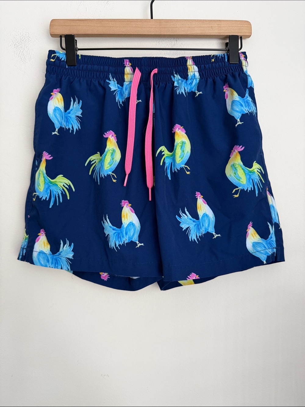 Chubbies Men's M The Fowl Plays 5.5" Classic Swim Trunk Dark Blue Rooster